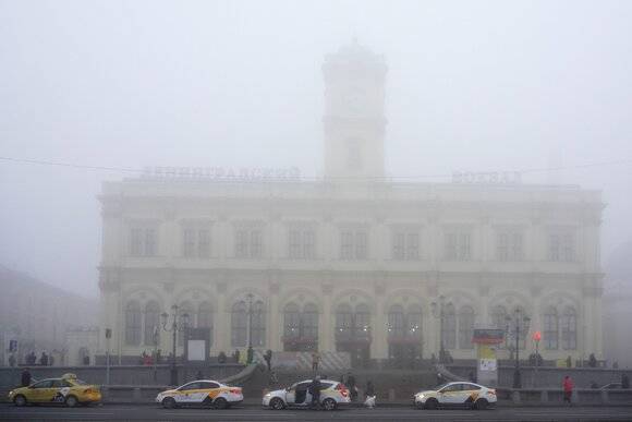 Синоптик сообщил, что туман-долгожитель полностью рассеется в Москве к 21:00