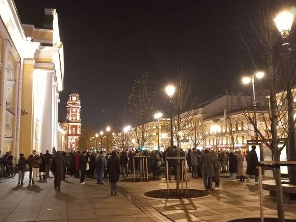 Петербургским уличным музыкантам, собирающим толпы людей в центре города, запретили выступать на время локдауна (видео)