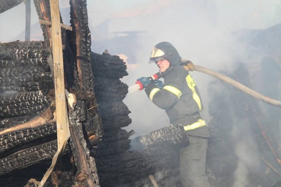 Новосибирские огнеборцы спасли из горящего дома мужчину-инвалида