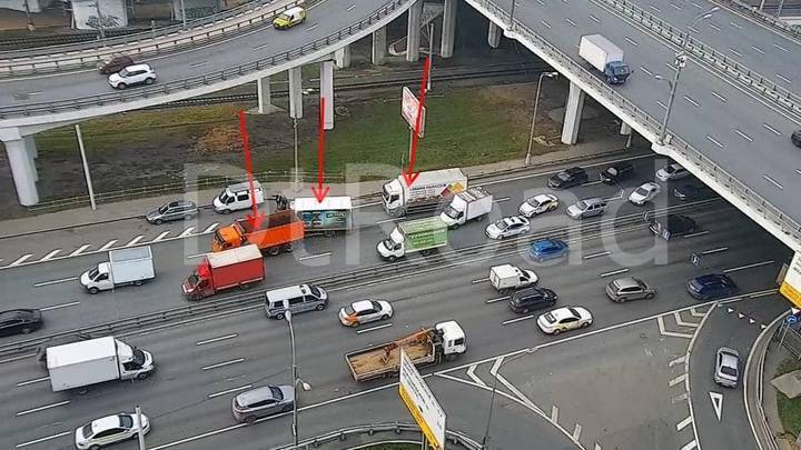 Три автомобиля столкнулись на внешней стороне ТТК в Москве