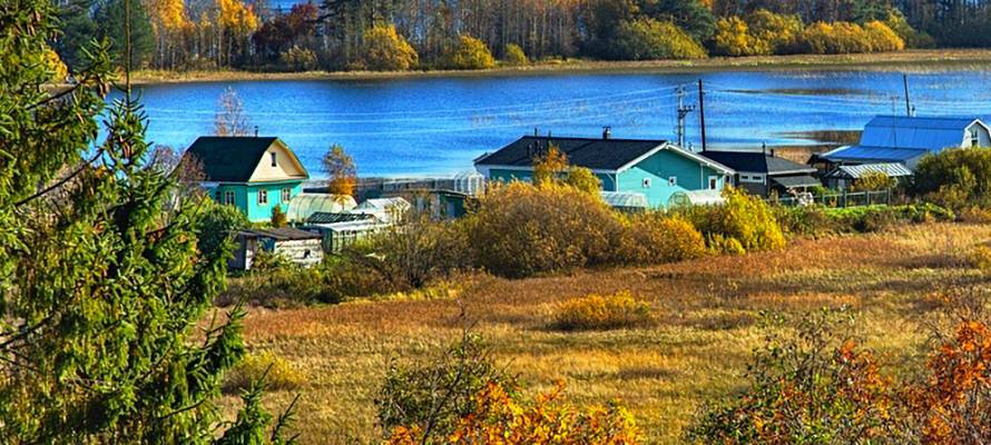 В райцентре Карелии приставы продают за 10 миллионов рублей частный дом на берегу озера