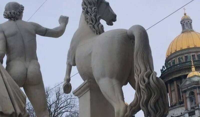 ФотКа дня: эта питерская статуя "оскорбляет" чувства верующих уже 67 лет