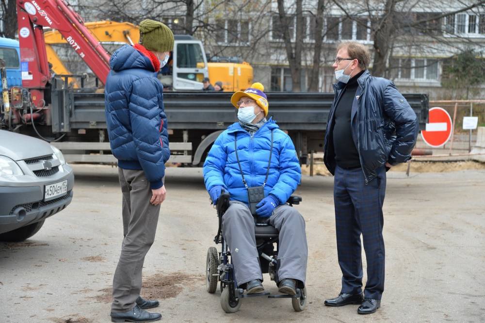 Рустам Досаев проконтролировал ход работ по закрытию ливневых колодцев в Нижегородском районе
