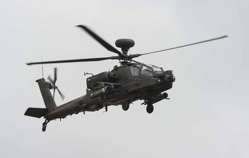 В Сирии летящие над землей вертолеты AH-64 Apache напугали местных жителей