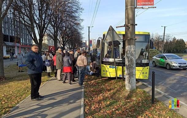 Водитель умер за рулем автобуса во Львове