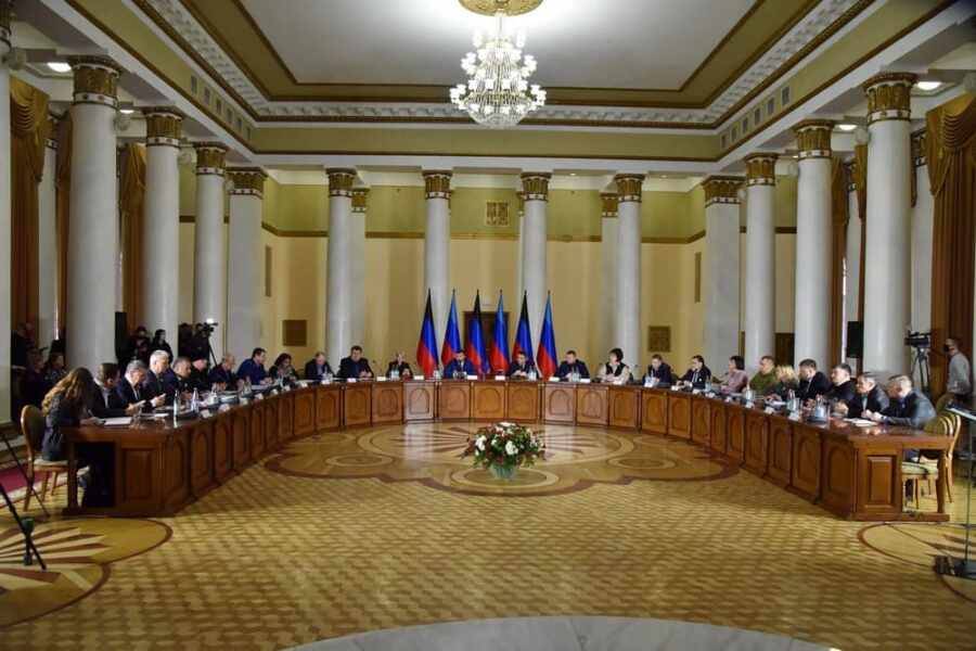 В ЛНР прошел международный круглый стол «Незаживающая рана Донбасса»