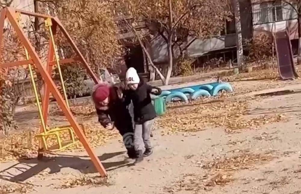 Бабушка на детской площадке отлупила внучку, которая не хотела кататься на качелях (видео)