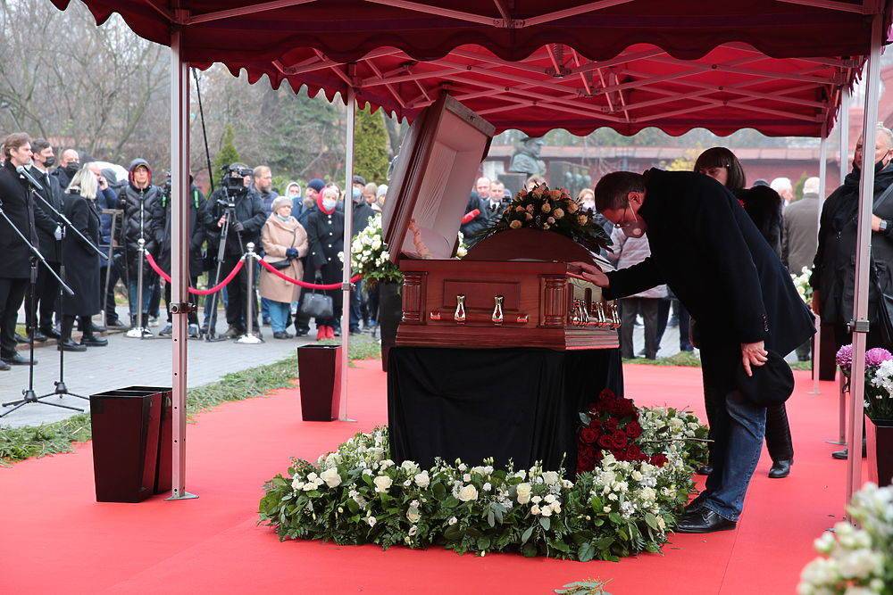 Невтішну вдову тримали за руки: на похорон диктора Ігоря Кириллова не приїхали його дочка та онуки