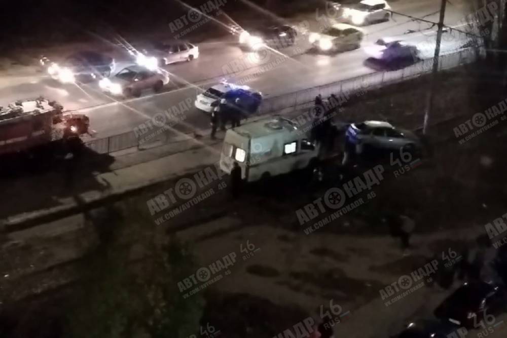 В Курске после столкновения машины со столбом ранены парень и девушка