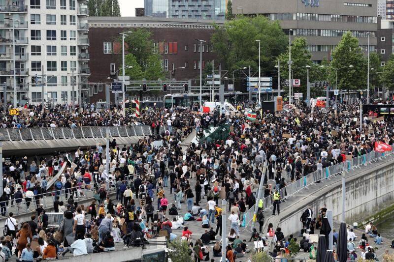 Полиция ранила двух человек в ходе акции противников локдауна в Роттердаме