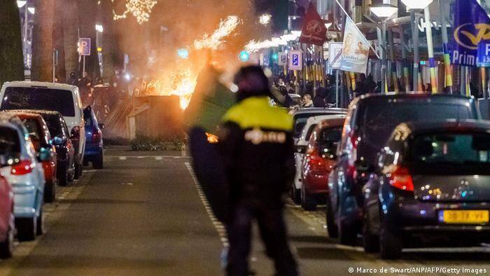 Горящие машины и стрельба из фейерверков: Протесты против ковидных ограничений в Нидерландах переросли в массовые беспорядки