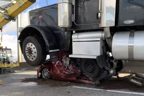 Женщина в США выжила после того, как ее авто полностью раздавил грузовик. ФОТО