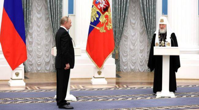 Президент Путин наградил Патриарха Кирилла Орденом Андрея Первозванного