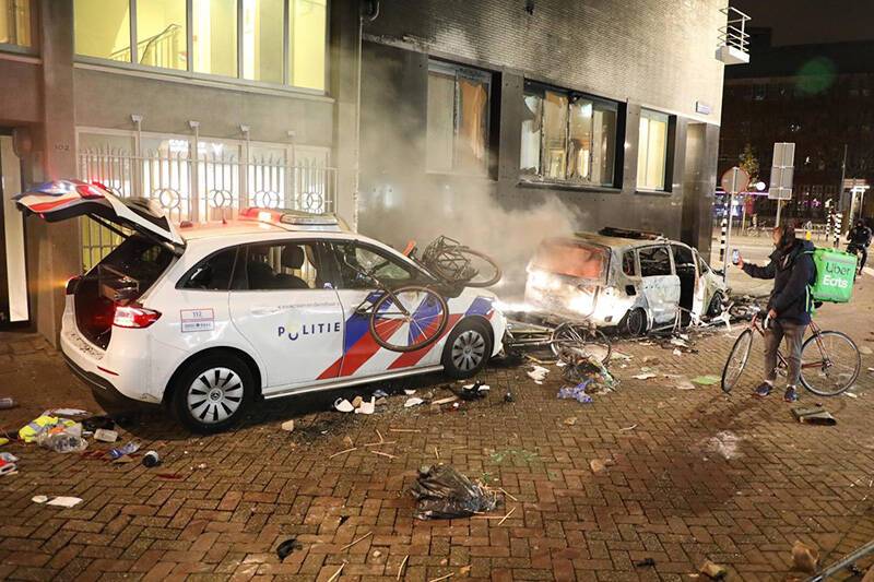 Акция ковид-диссидентов в Роттердаме закончилась уличными боями с полицией