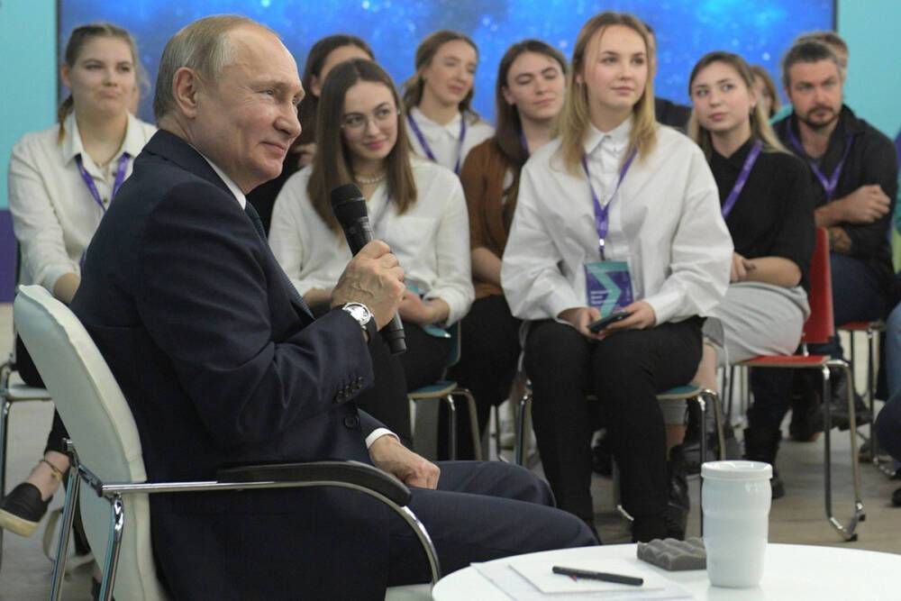 Путин разрешил давать госнаграды за патриотическое воспитание молодежи