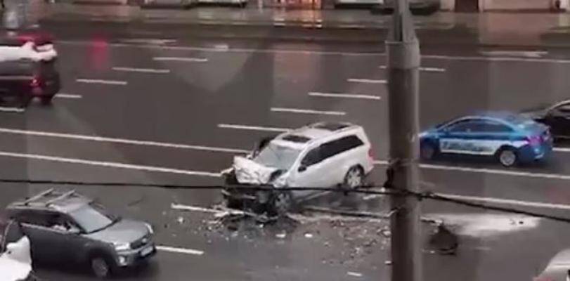 Один человек погиб и один пострадал в ДТП с тремя автомобилями в центре Москвы