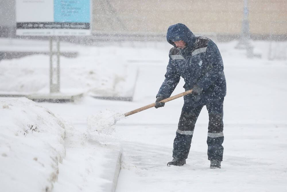 Петербуржцев решили отправить чистить снег в рамках дворник-шеринга