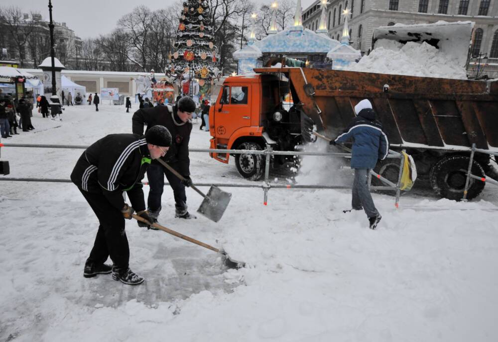 Петербуржцам будут платить за самостоятельную уборку снега