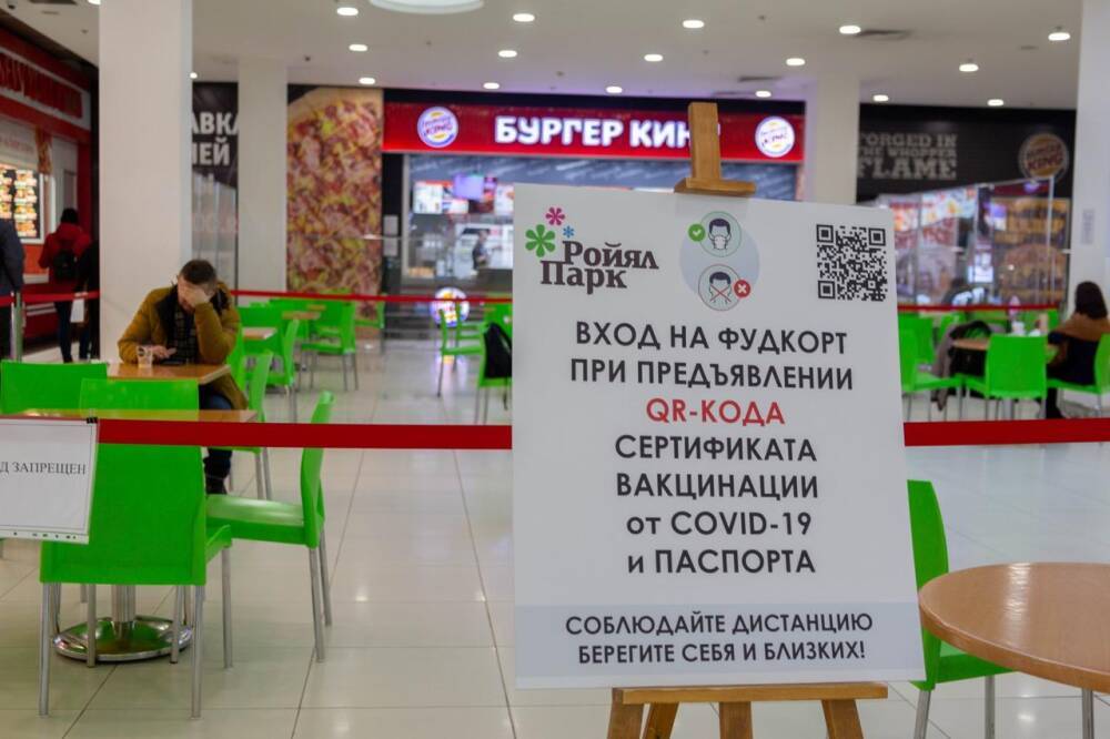 Жители Новосибирска начали отменять корпоративы в ресторанах из-за QR-кодов