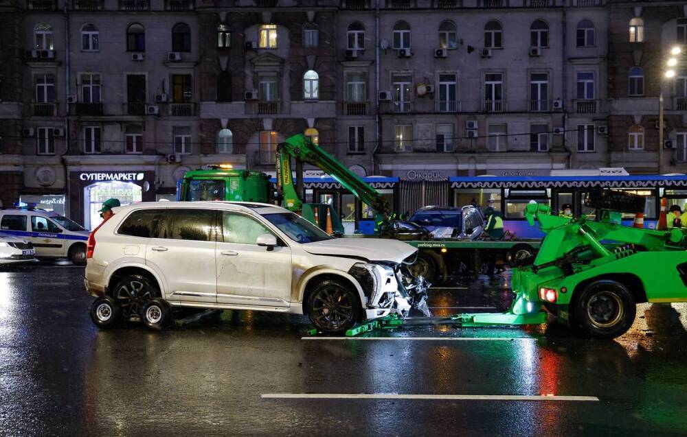 При столкновении трех машин на западе Москвы погибли два человека