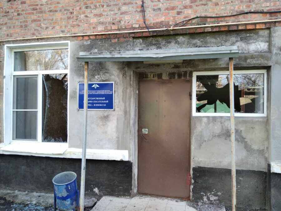 Украинские каратели обстреляли завод в Ясиноватой и здание МЧС
