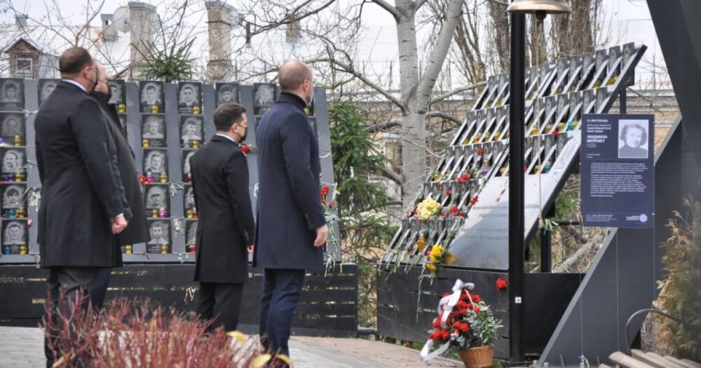 Зеленский, Ермак и Шмигаль почтили память погибших на Майдане (ФОТО)