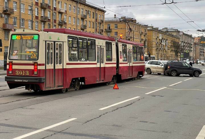Из-за ДТП движение трамваев на Васильевском Острове оказалось затруднено