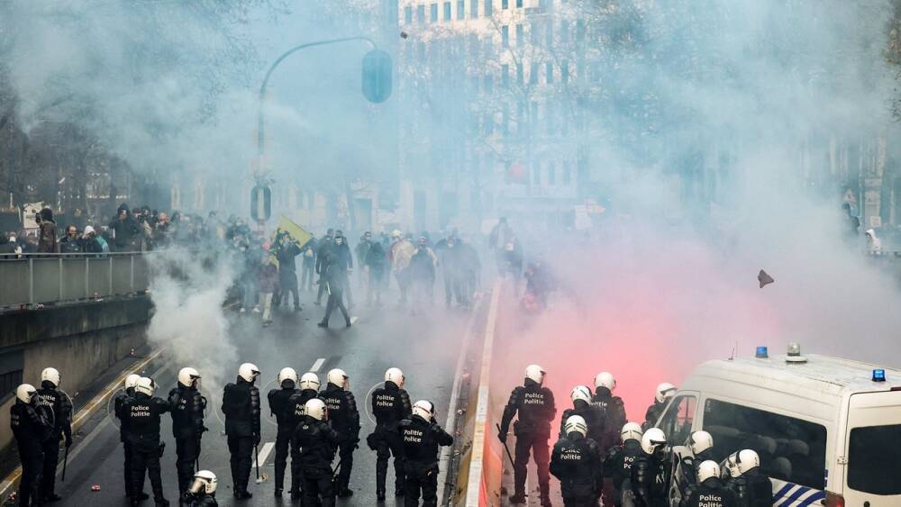 Массовые протесты против антикоронавирусных ограничений в Брюсселе переросли в беспорядки