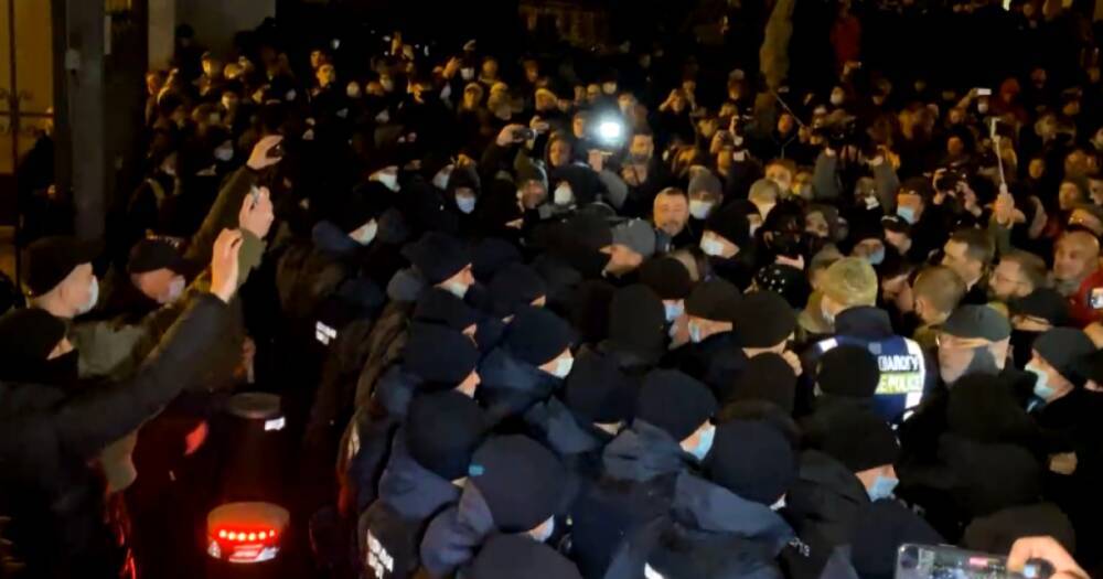 "Майдан" переместился на Банковую: под ОПУ произошли столкновения с полицией (ВИДЕО)