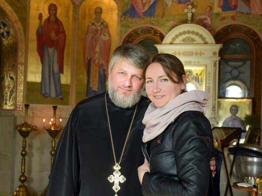 В Киеве во время крестного хода на женщину упало дерево, она скончалась от травм
