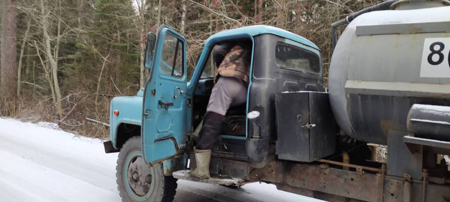 Нечистоты сливают возле кладбища в городе Карелии (ФОТО)