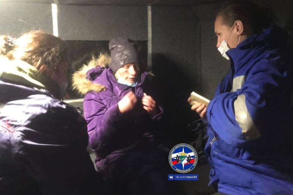 В Новосибирске спасатели вытащили из Оби провалившуюся под лед женщину