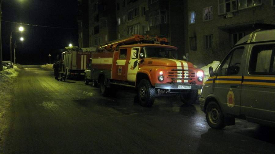 Два человека погибли при пожаре в заброшенном доме в Петербурге