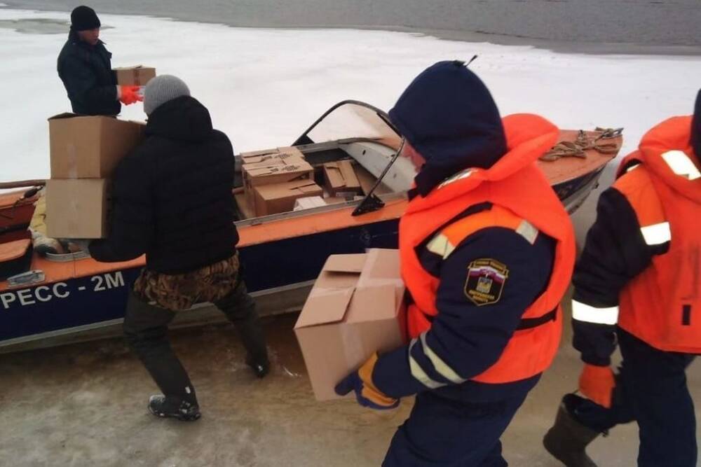 Спасательный сезон: сотрудники костромского МЧС снабжают жителей деревни Михайловица