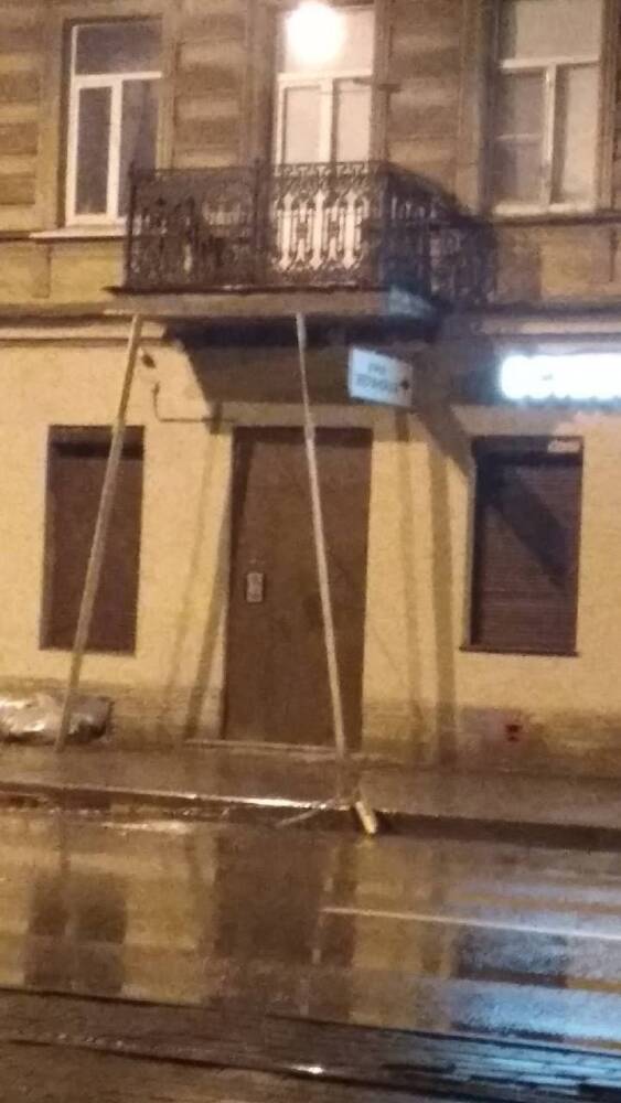 В Санкт-Петербурге балкон подперли двумя палками