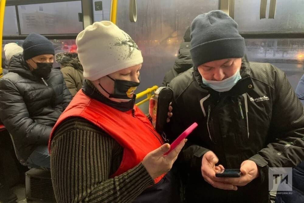 Из общественного транспорта в Казани высадили более 500 человек без QR-код