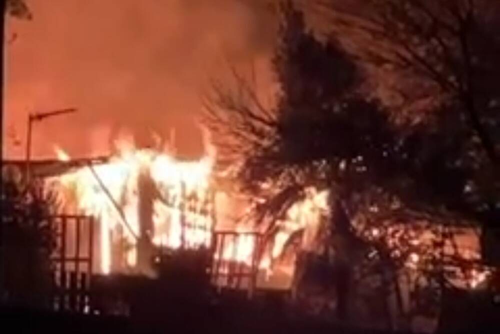 В Хостинском районе Сочи сгорел жилой барак