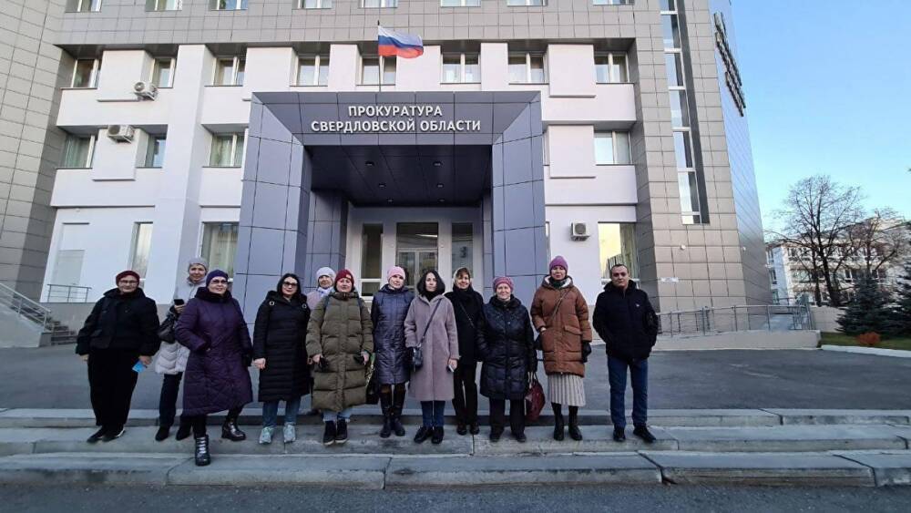 В Екатеринбурге противники QR-кодов устроили акцию протеста в здании прокуратуры