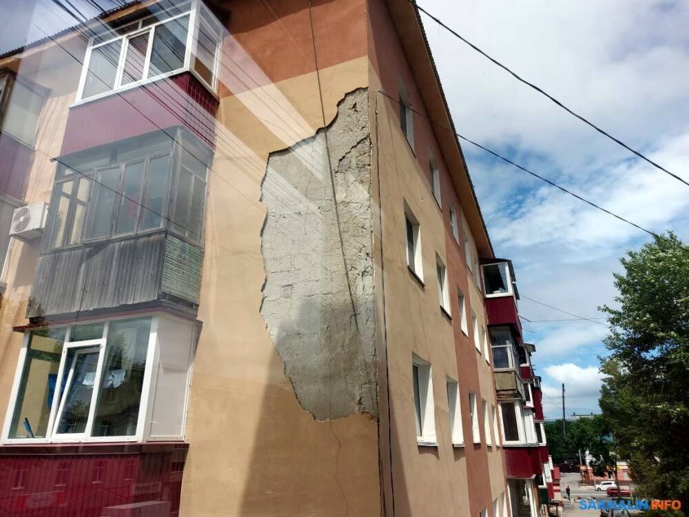 Обвалившийся летом фасад дома в Южно-Сахалинске до сих пор не отремонтировали