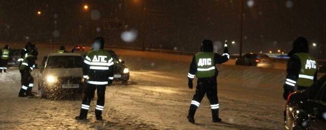 В Красноярске инспектор ДПС дубинкой разбил стекло на автомобиле нарушителя ПДД