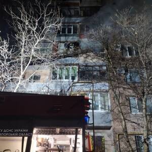 В Мелитополе загорелась многоэтажка: спасатели эвакуировали 20 человек. Фото