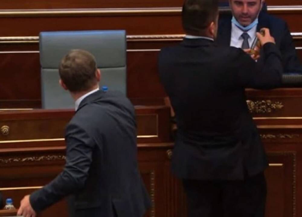 Сербский сок «парламенте» Косово спровоцировал скандал