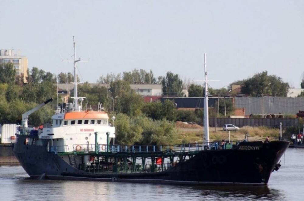 В Волго-Каспийском канале теплоход самостоятельно снялся с мели
