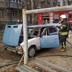 В Александровском районе Запорожья сгорел ВАЗ. Фото