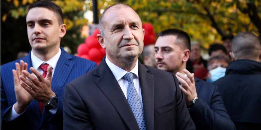 Экзитполы: На выборах в Болгарии побеждает действующий президент Румен Радев