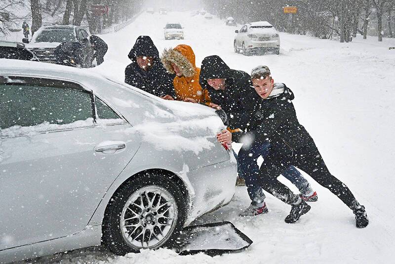 В Приморье снежный шторм сносил машины в кюветы (видео)