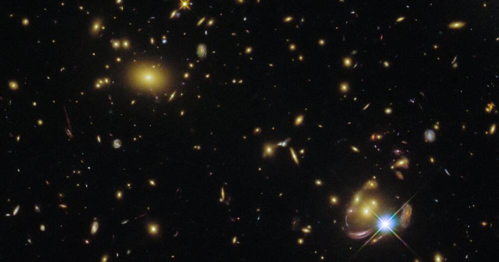 Галактика и ее клоны. Телескоп Хаббл сделал уникальный снимок космического объекта