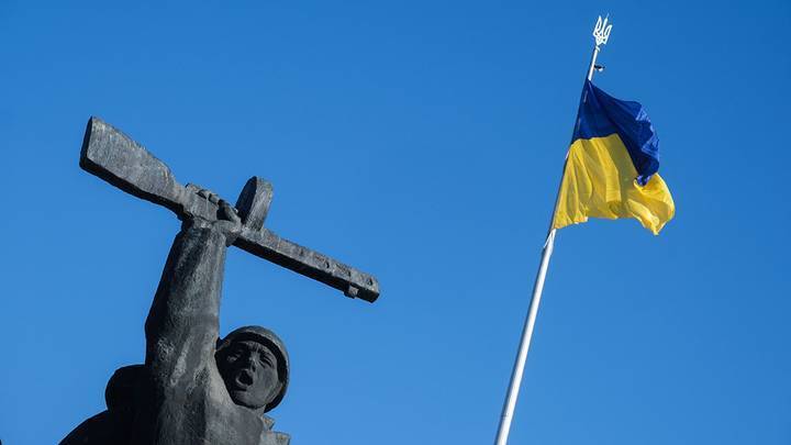 «Смешно и опасно»: Киев заявил, что Запад окажет поддержку при «вторжении» России