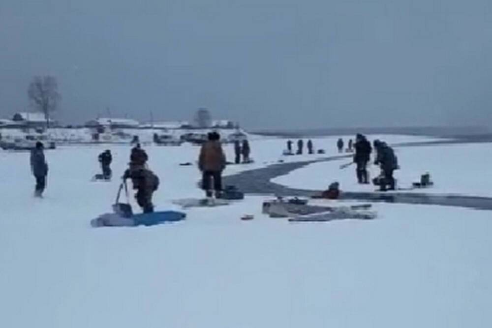 Рыбаки в Красноярском крае чуть не уплыли на льдине в Енисей