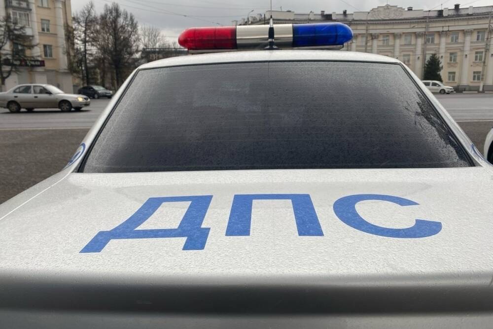 Пьяный водитель без прав врезался в дерево в Тверской области